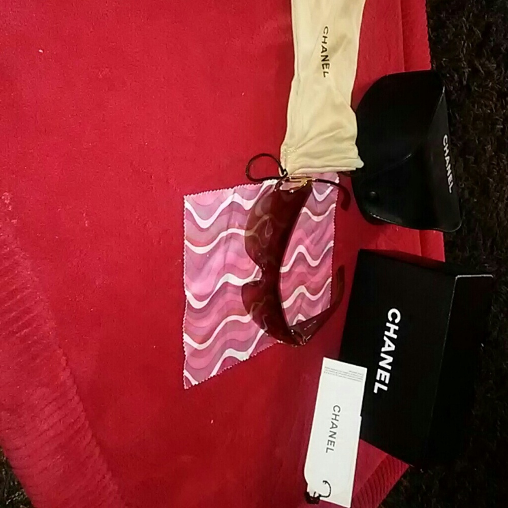 Authentic Channel sunglasses - Picture 2 of 5